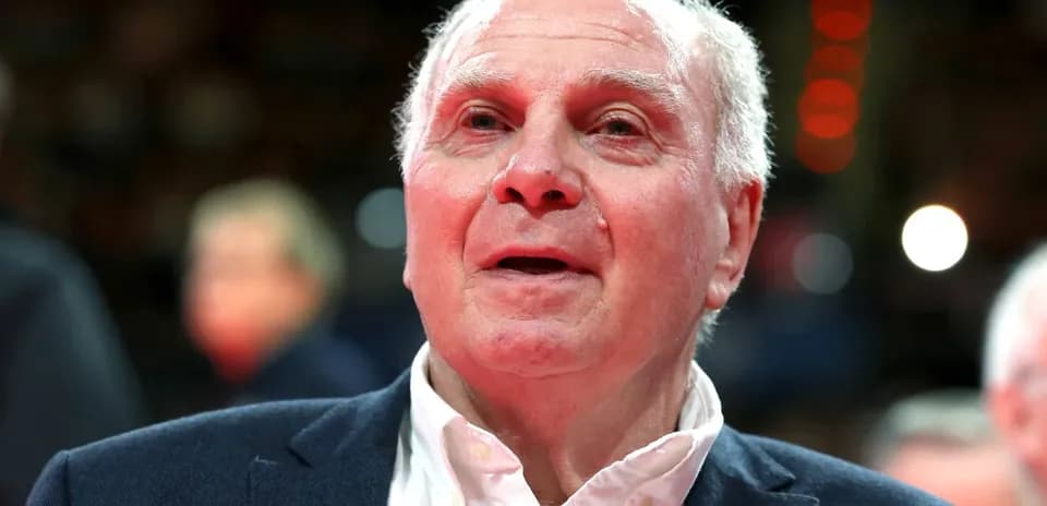 Hombre mayor en un evento deportivo con fondo borroso