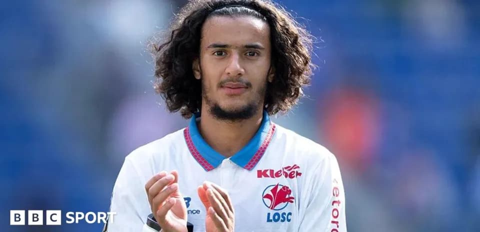 Jugador aplaudiendo con camiseta de Lille OSC