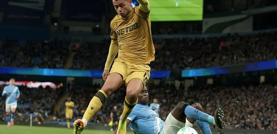 Jugador de Crystal Palace cae ante Manchester City