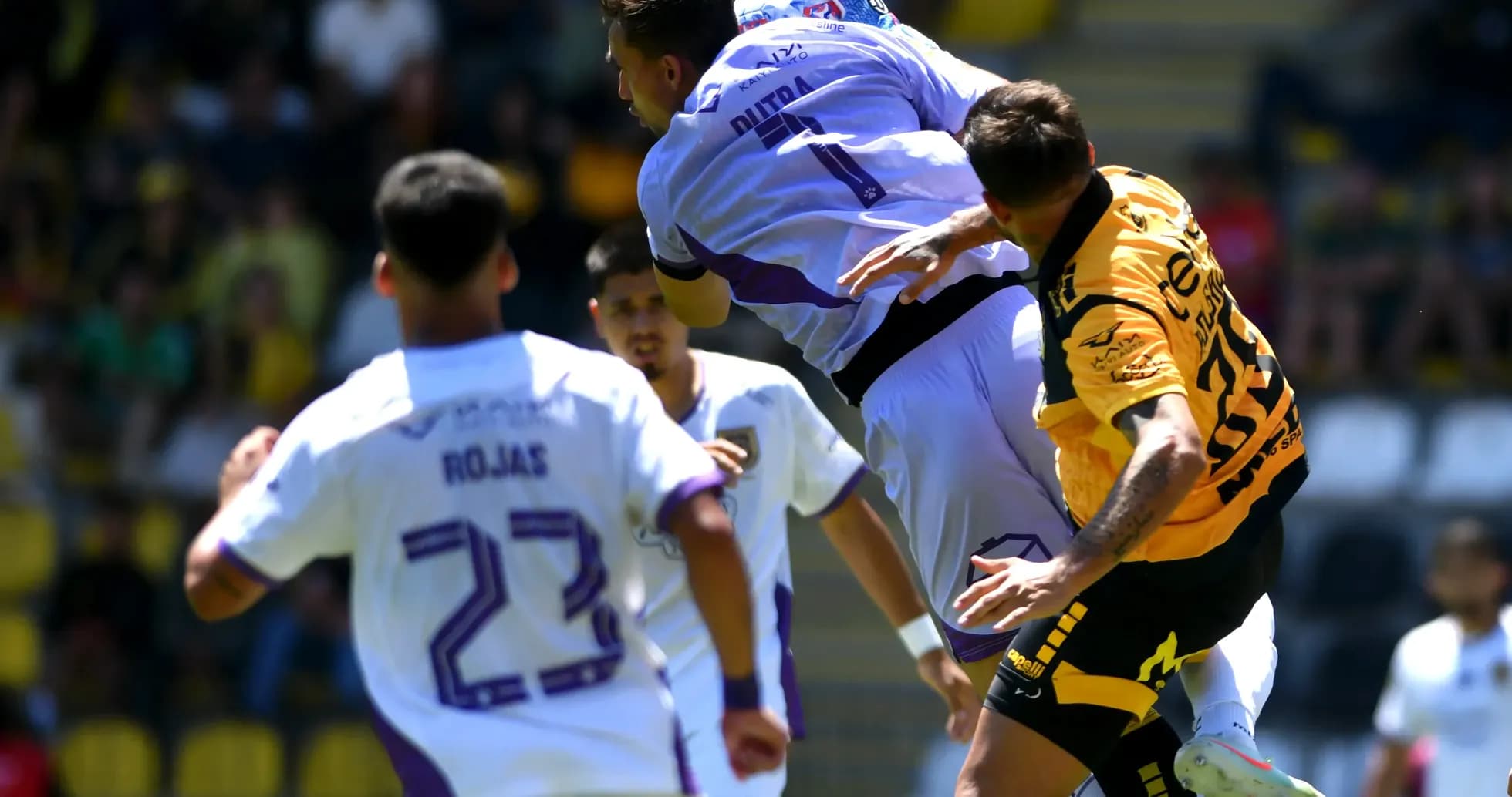 Jugadores en acción durante el partido
