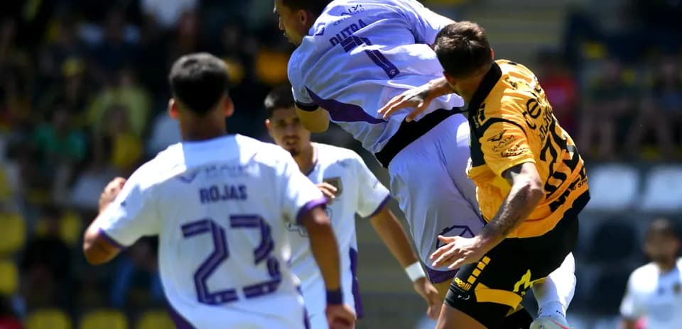Jugadores en acción durante el partido