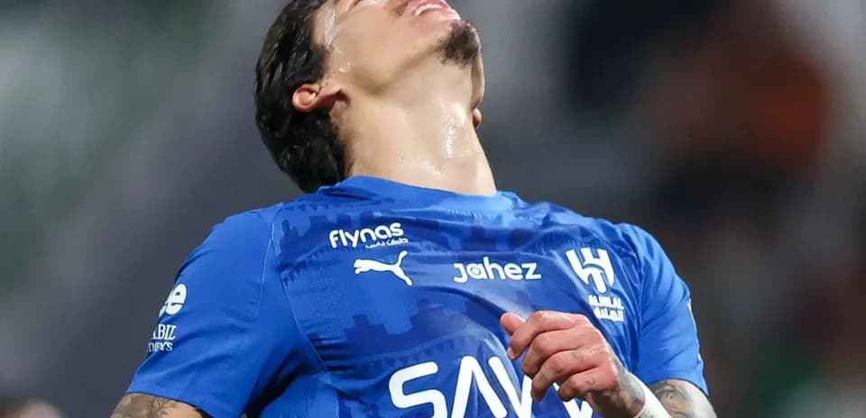 Jugador de fútbol con camiseta azul en acción