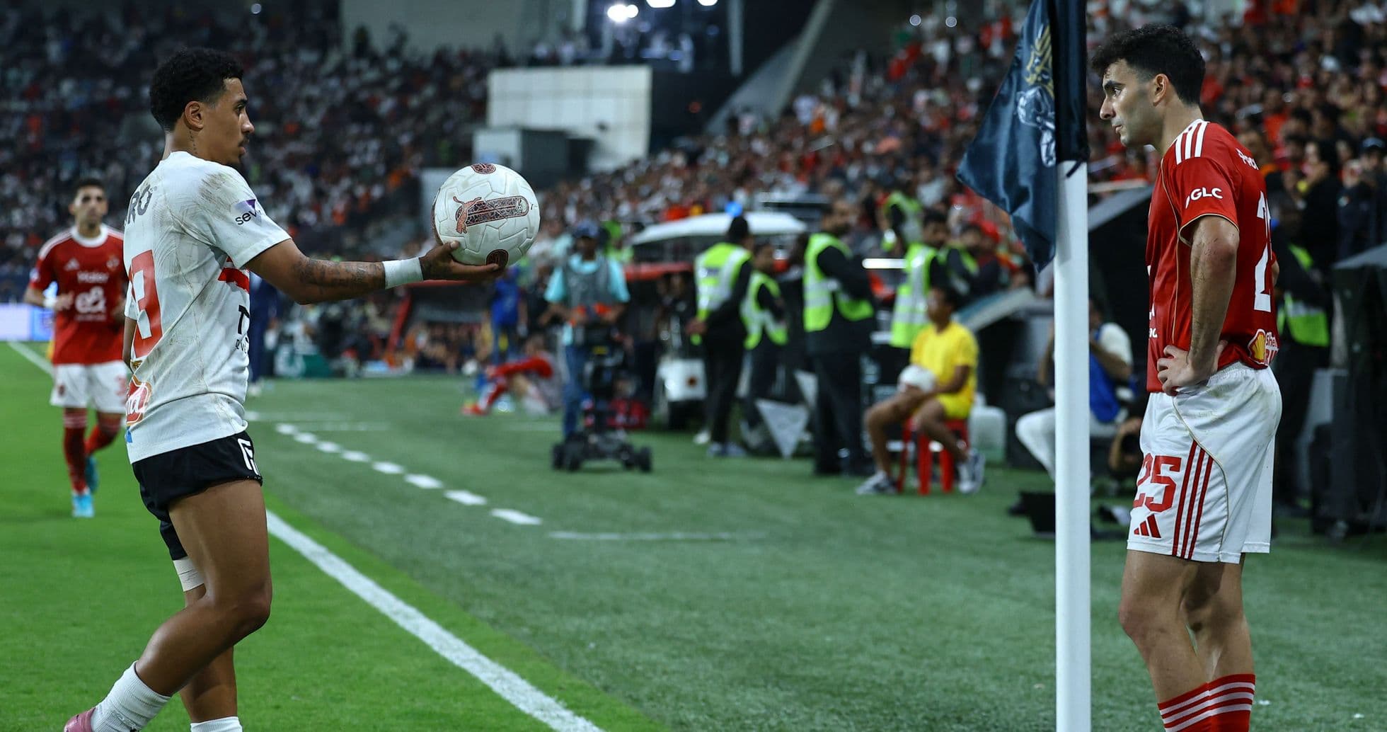 Jugador lanzando un saque de banda durante el partido