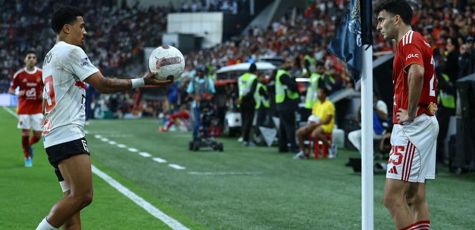 Jugador lanzando un saque de banda durante el partido