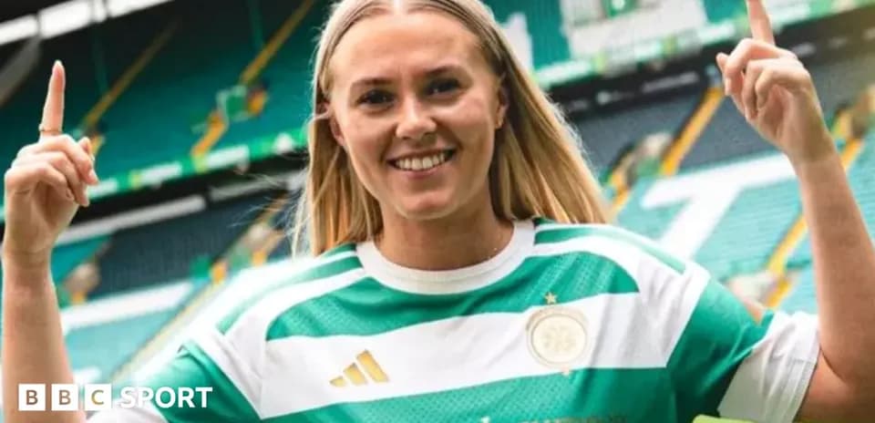 Jugadora con camiseta de Celtic en el estadio