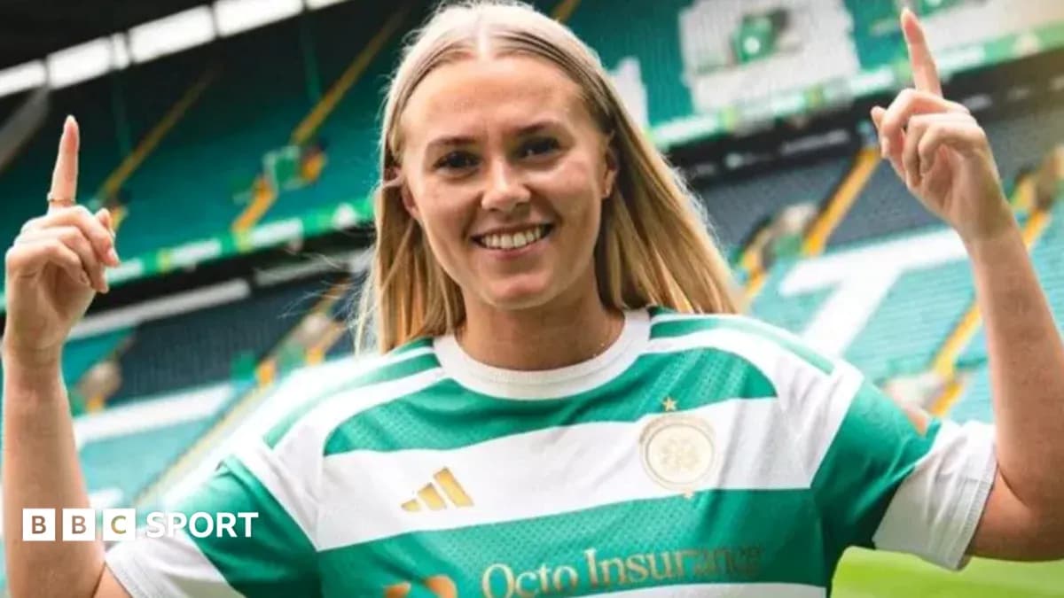 Jugadora con camiseta de Celtic en el estadio