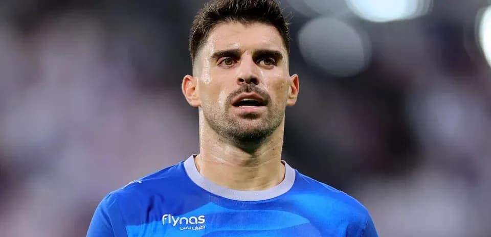 Jugador en uniforme azul durante un partido de fútbol
