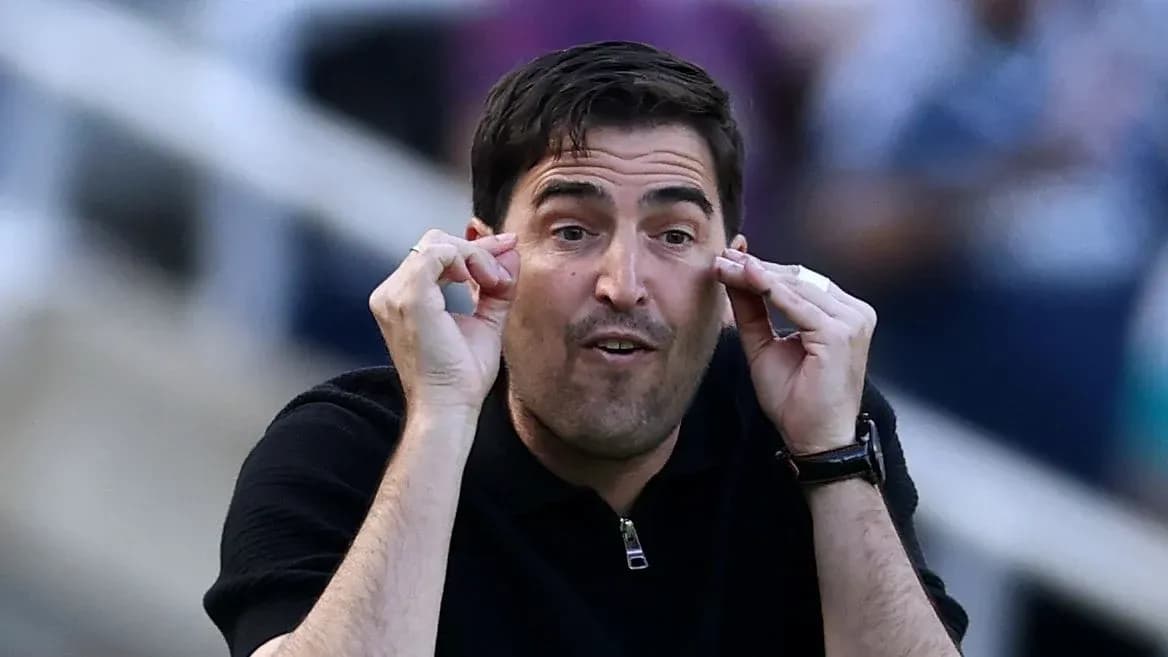 Entrenador gesticulando durante un partido de fútbol