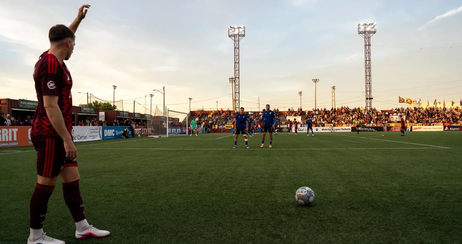 Jugador señalando la jugada en partido de fútbol