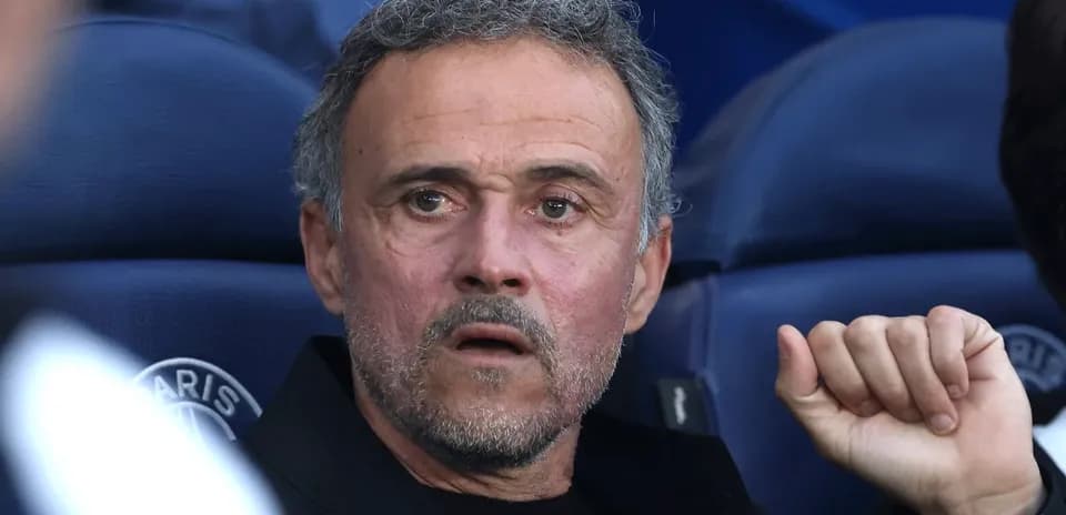 Entrenador en el banquillo durante el partido