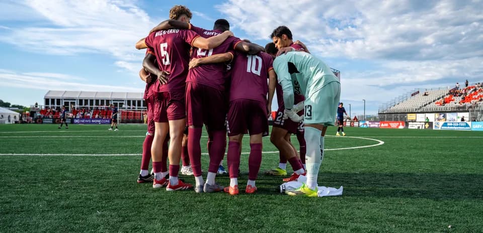 Equipo de fútbol en huddle antes del partido