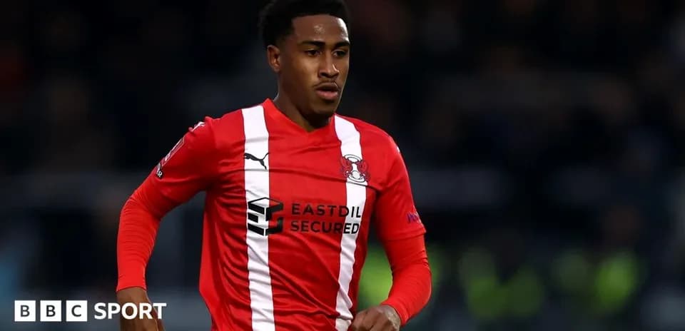 Jugador corriendo con camiseta roja de Leyton Orient