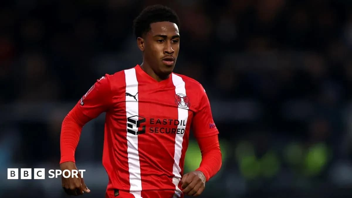 Jugador corriendo con camiseta roja de Leyton Orient