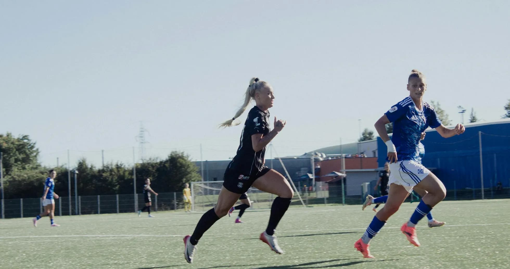 Jugadoras compitiendo en un partido de fútbol
