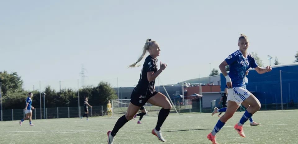 Jugadoras compitiendo en un partido de fútbol