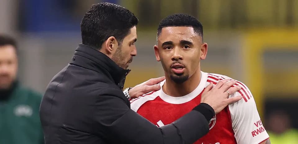 Entrenador hablando con jugador durante partido
