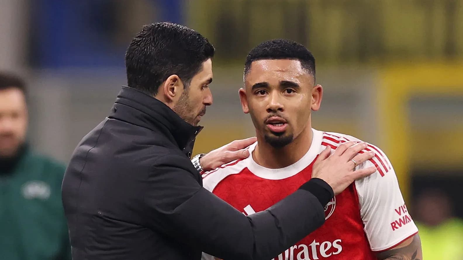 Entrenador hablando con jugador durante partido