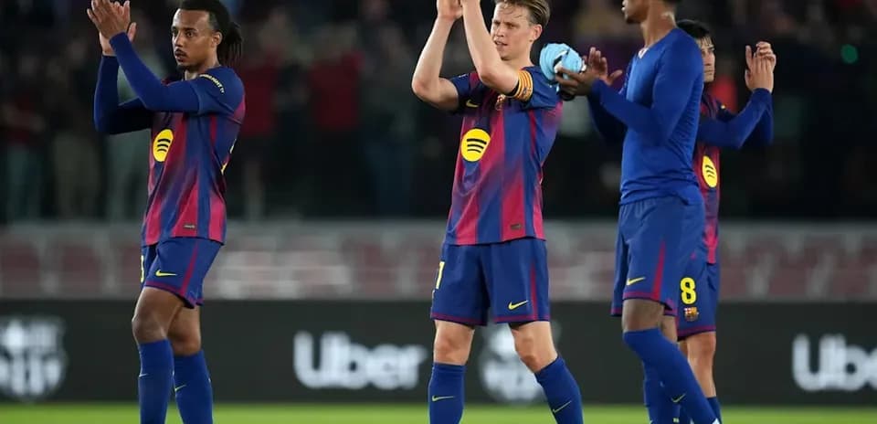 Jugadores de Barcelona aplaudiendo al público en el estadio