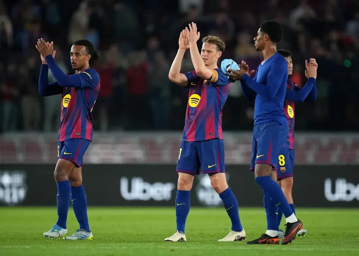 Jugadores de Barcelona aplaudiendo al público en el estadio