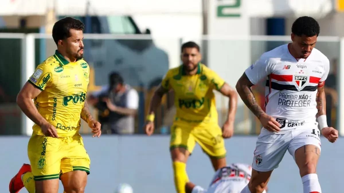 Jugadores de Mirassol y Sao Paulo en acción