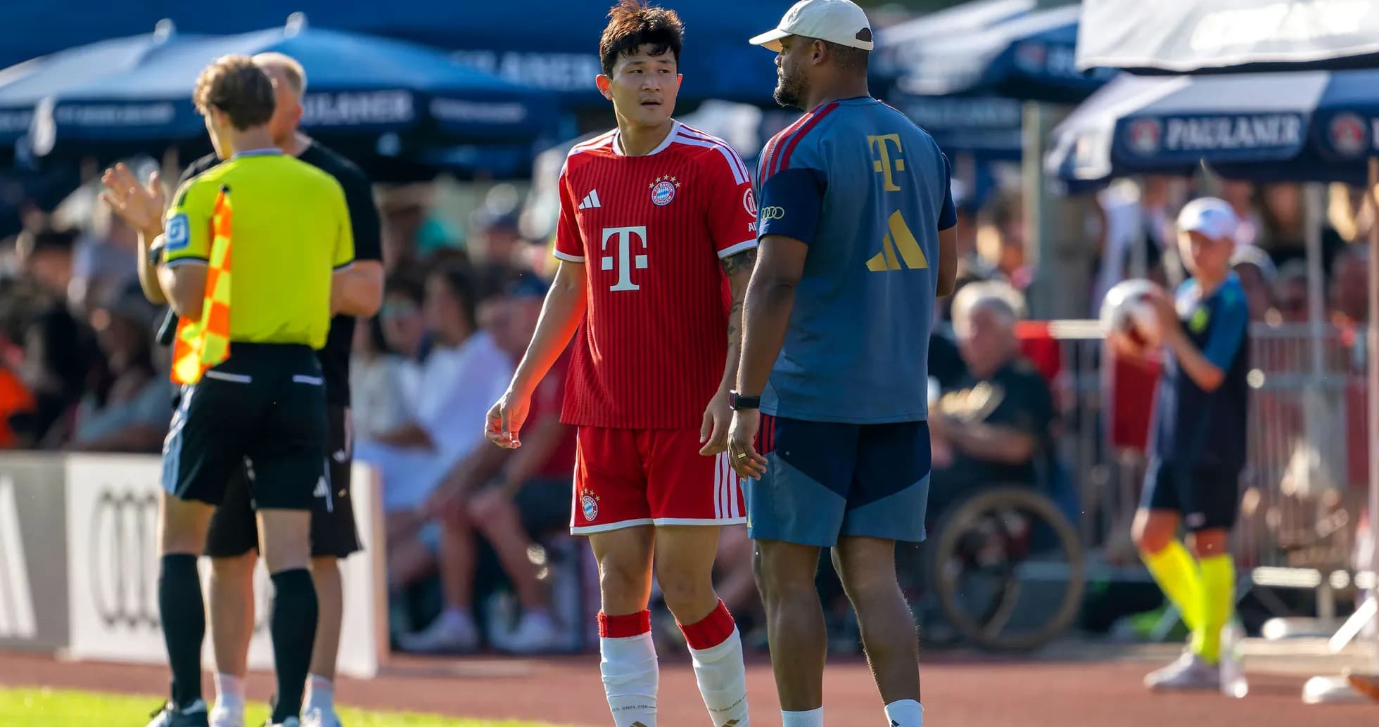 Jugador de Bayern Munich conversando con el entrenador