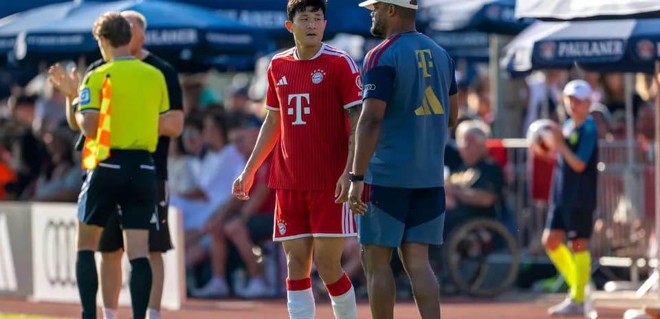 Jugador de Bayern Munich conversando con el entrenador