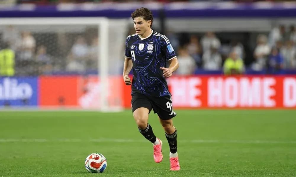 Jugador de Argentina corriendo en el campo de juego