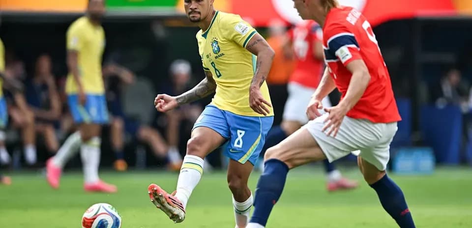 Jugador de Brasil pasándole el balón a rival noruego