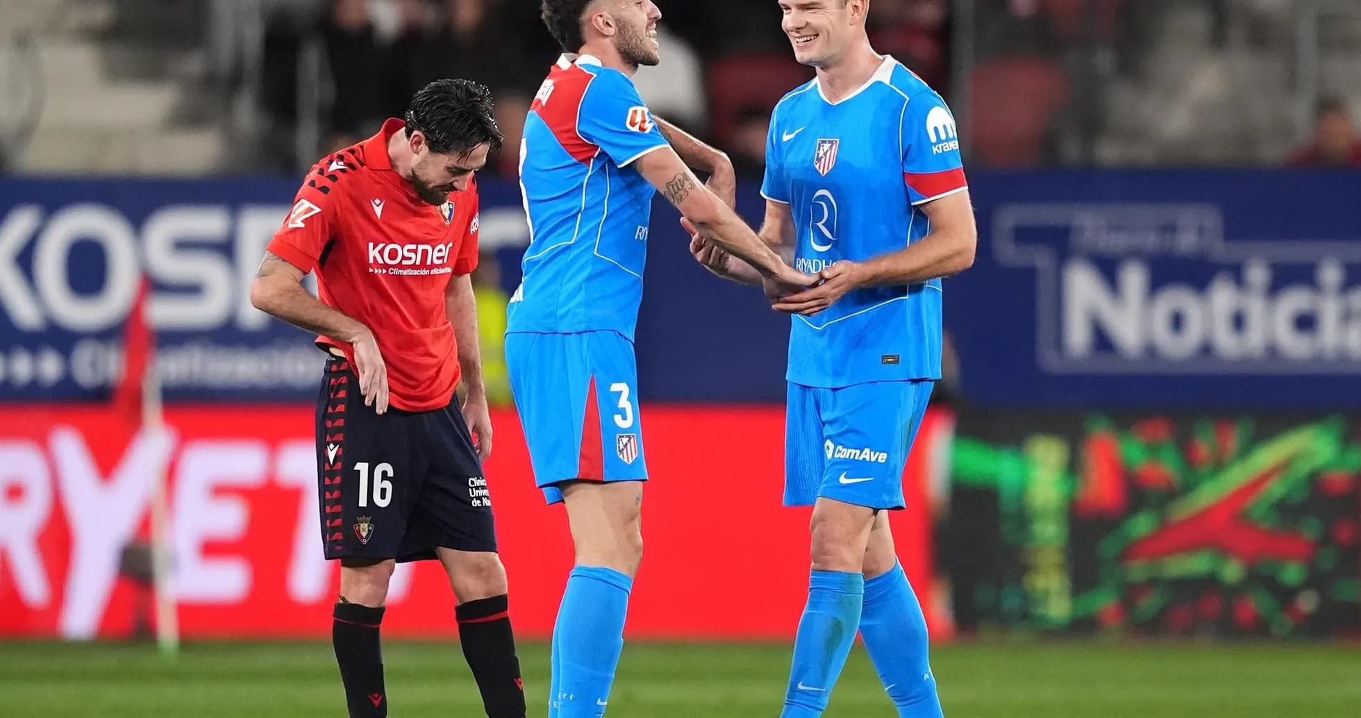 Jugadores de Atlético de Madrid y Osasuna en el campo