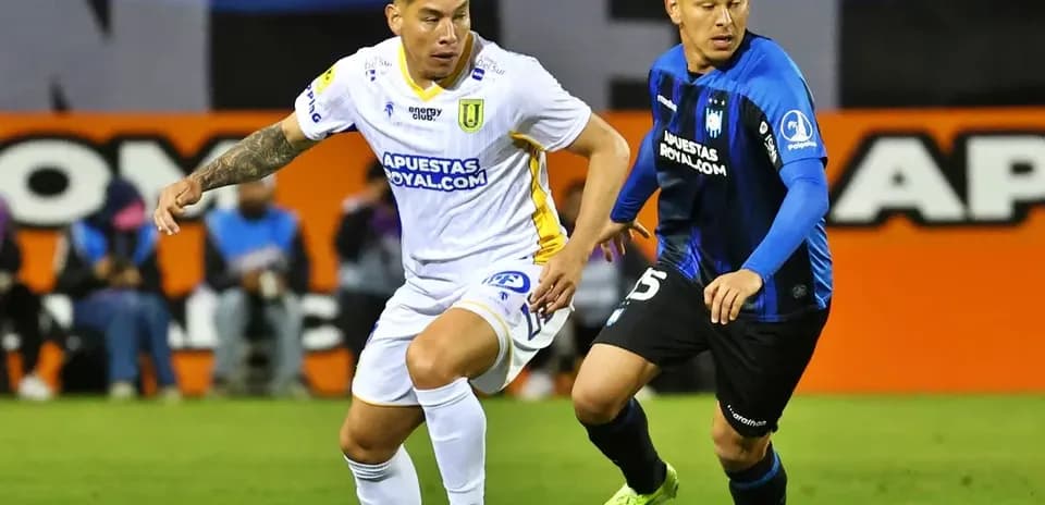 Jugadores de Universidad de Concepción y Huachipato en acción
