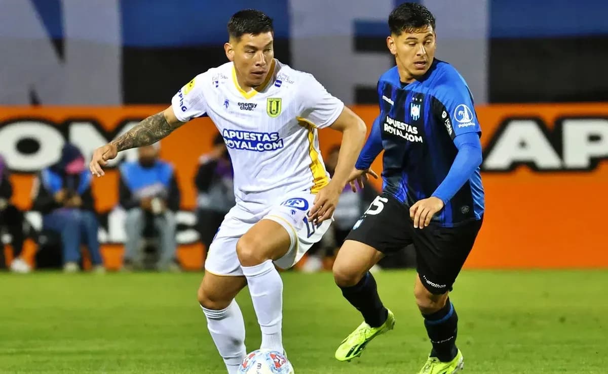 Jugadores de Universidad de Concepción y Huachipato en acción