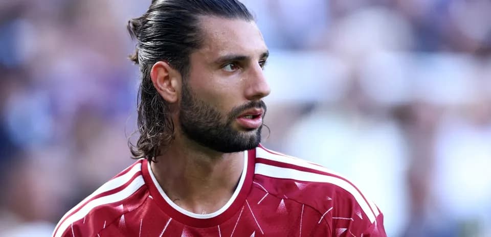 Jugador de Liverpool en uniforme rojo durante el partido