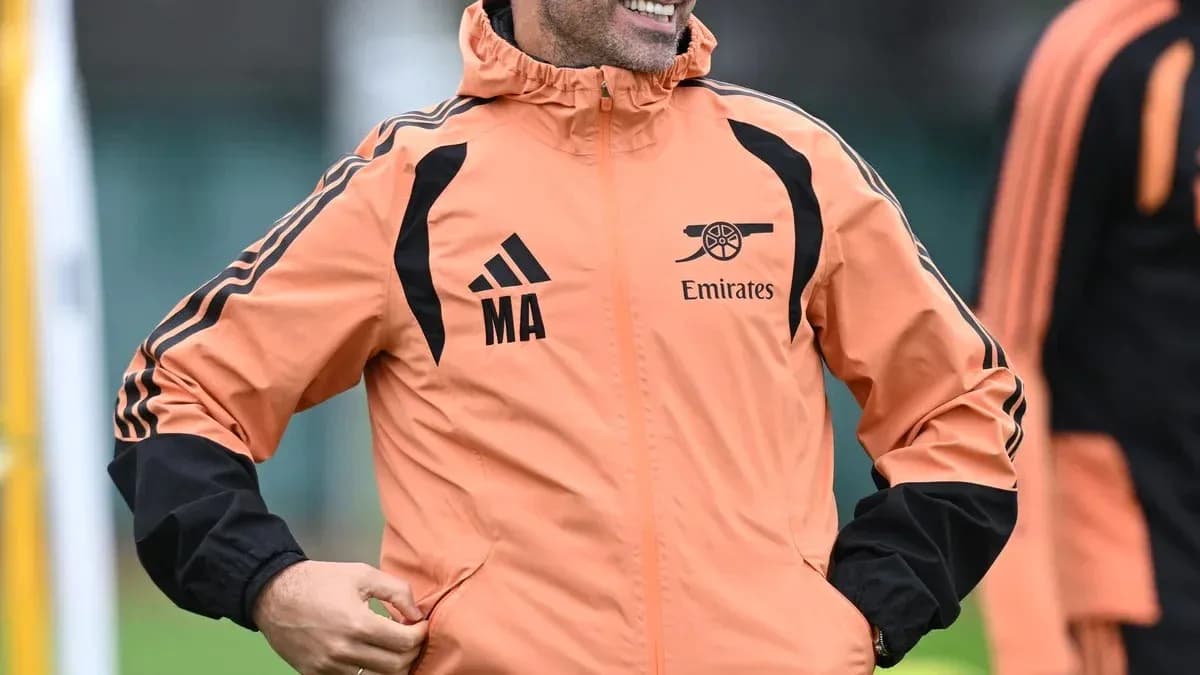 Entrenador sonriendo durante sesión de entrenamiento