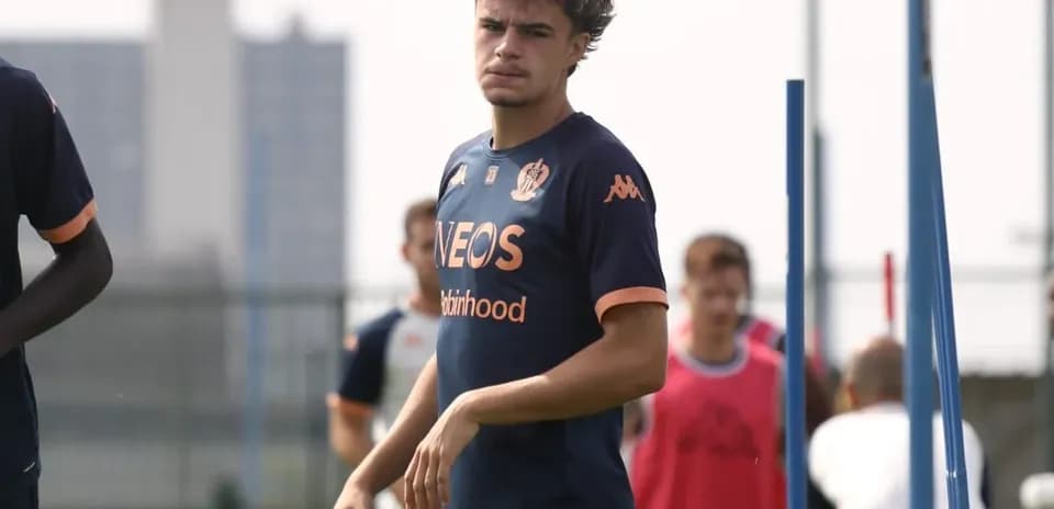 Jugador entrenando en sesión con equipo de fútbol