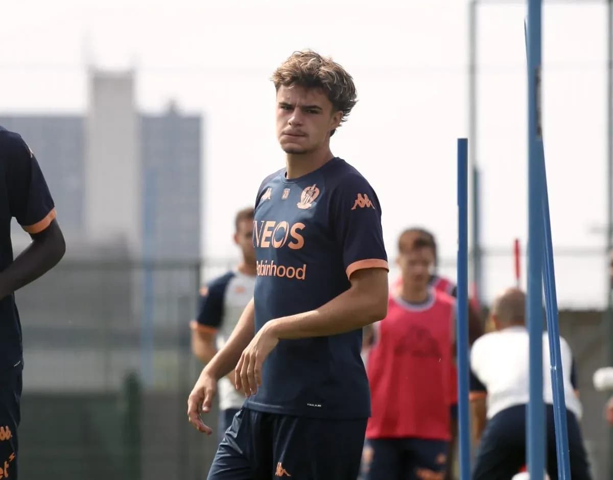 Jugador entrenando en sesión con equipo de fútbol