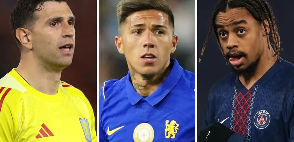 Tres futbolistas en diferentes uniformes de equipos