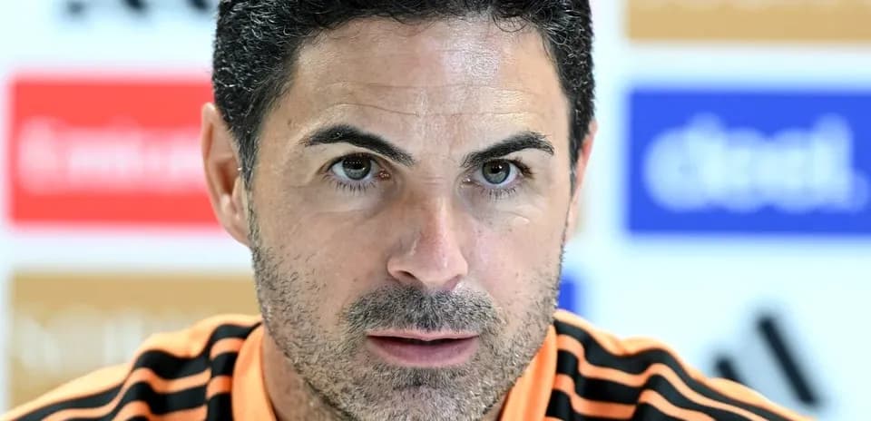 Entrenador en conferencia de prensa mirando a la cámara