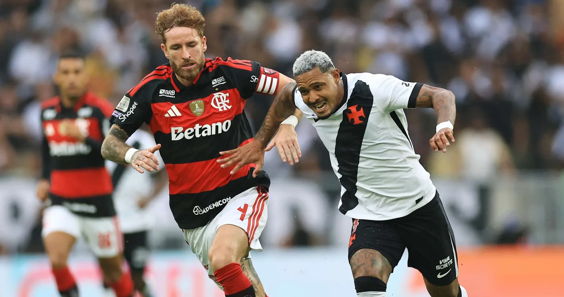 Jugadores de Vasco y Flamengo compitiendo por el balón