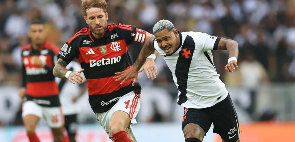 Jugadores de Vasco y Flamengo compitiendo por el balón