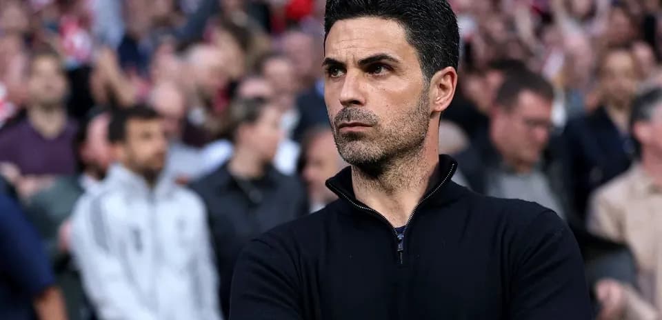 Entrenador observando desde la grada durante el partido