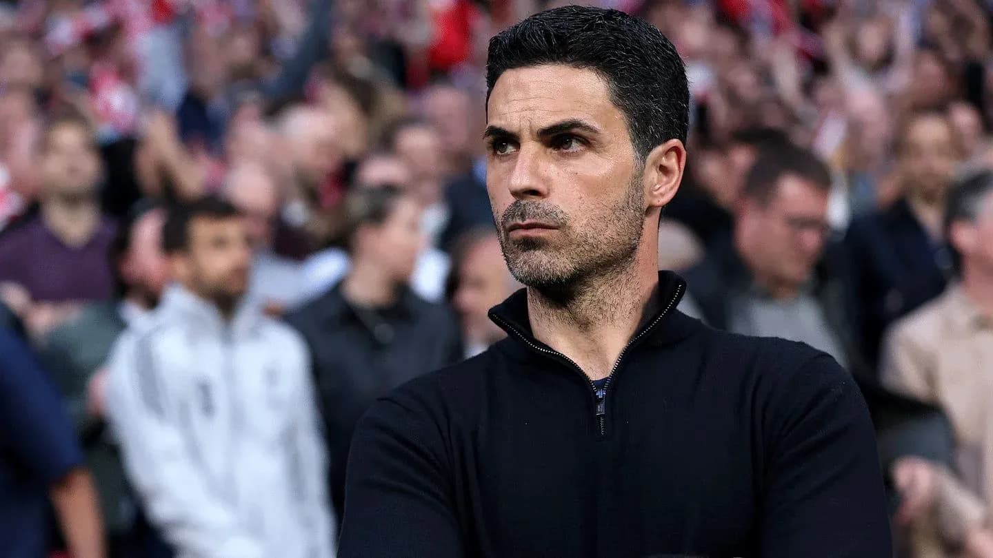 Entrenador observando desde la grada durante el partido