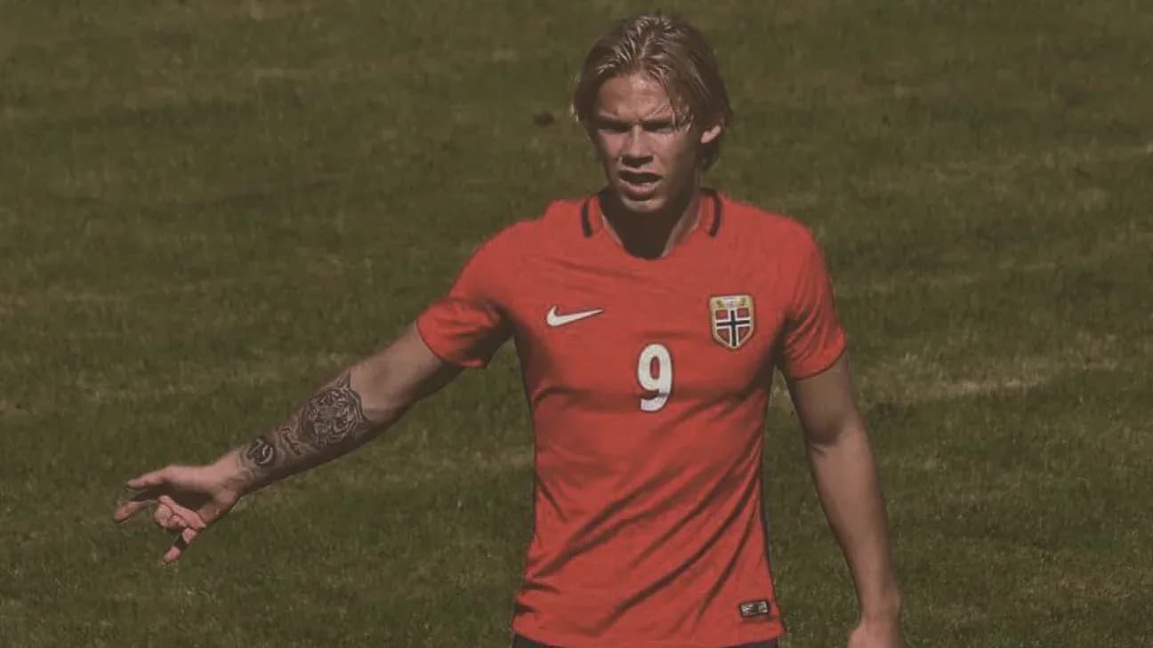 Jugador noruego señalando durante partido de fútbol