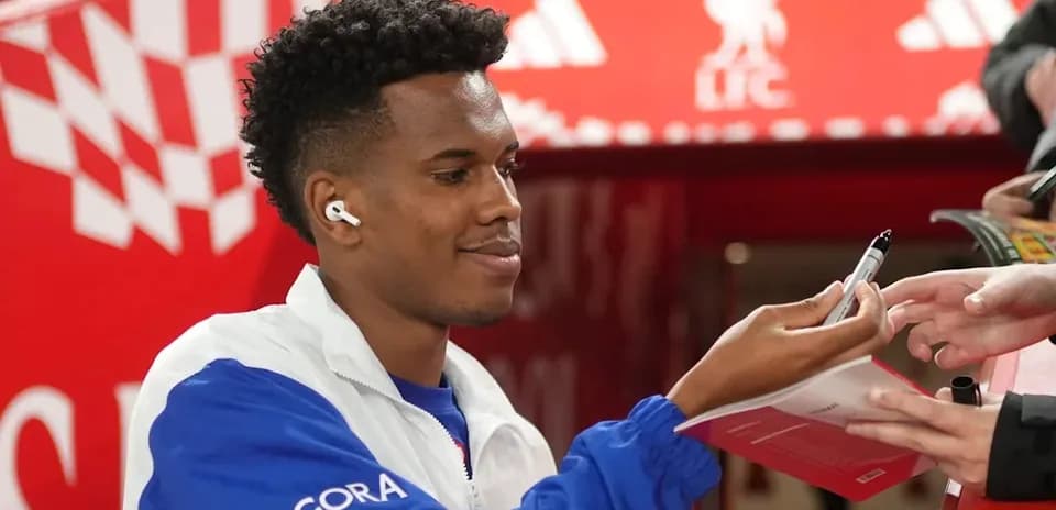 Jugador firmando autógrafos en evento de fans