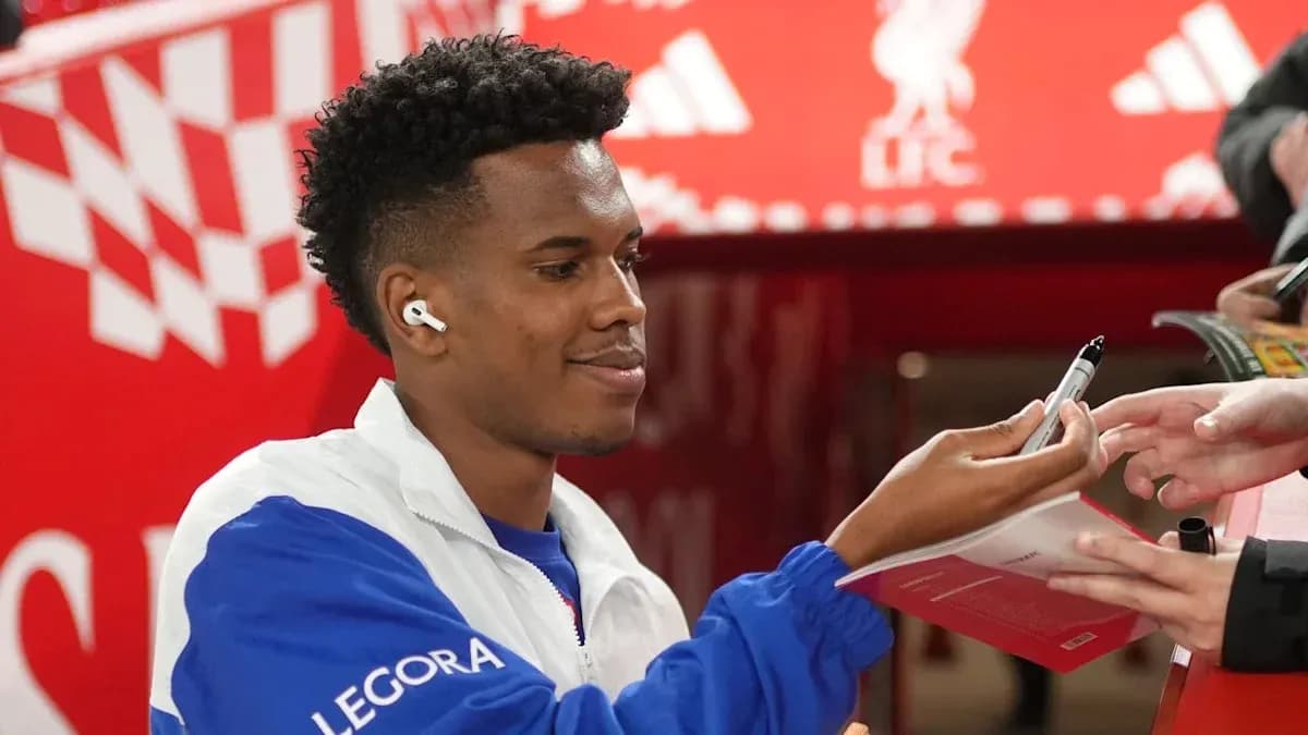 Jugador firmando autógrafos en evento de fans