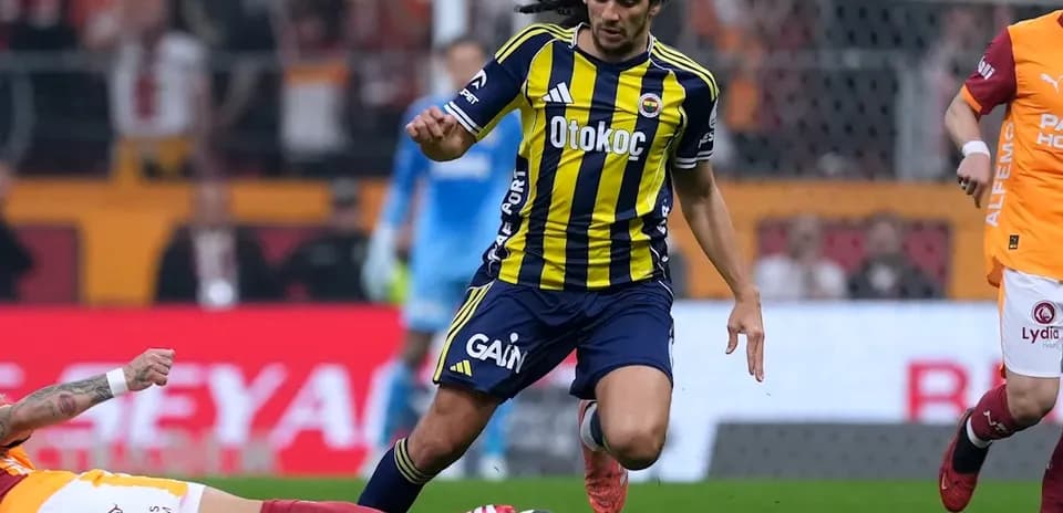 Jugador de Fenerbahçe driblando durante el partido