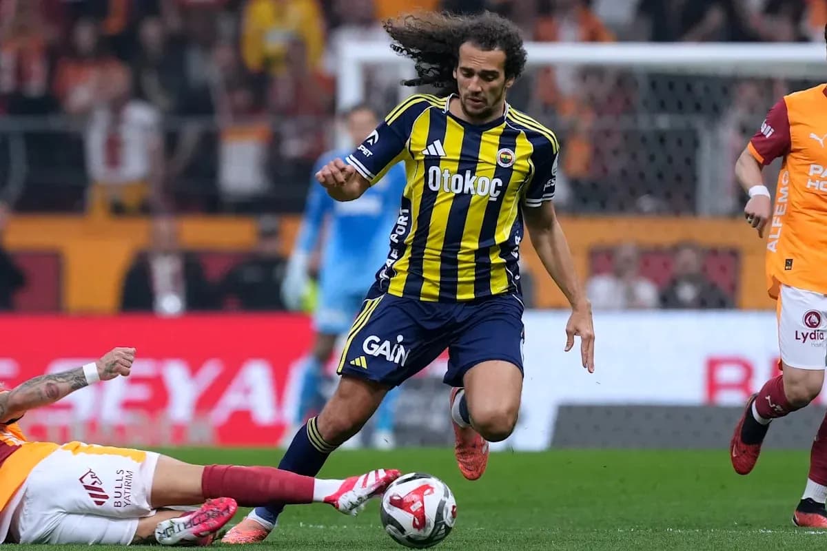 Jugador de Fenerbahçe driblando durante el partido