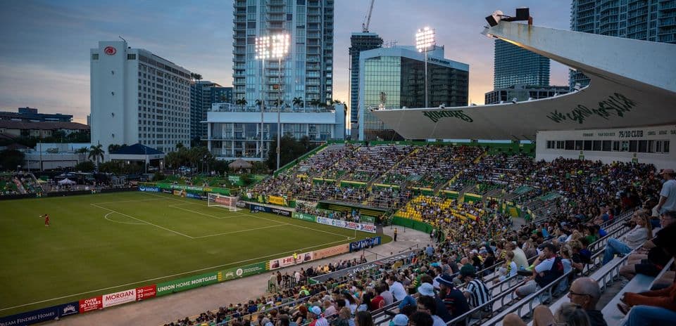 Estadio con aficionados durante un partido de fútbol