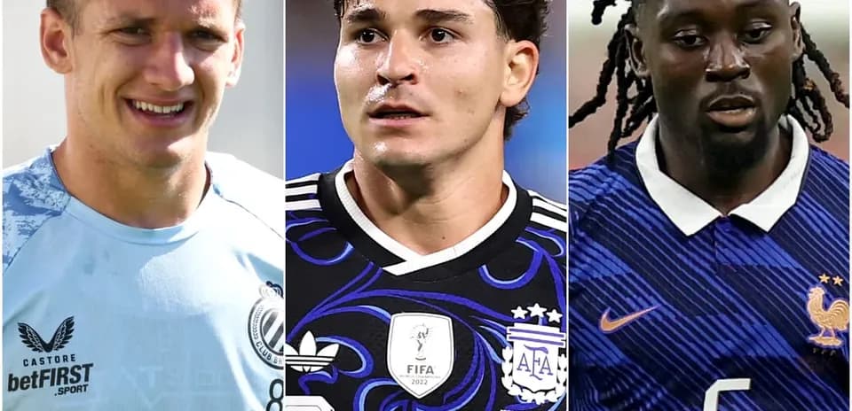 Tres futbolistas posando en diferentes camisetas