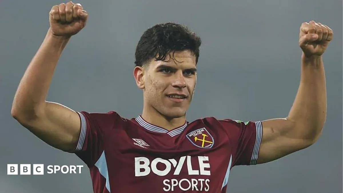 Jugador de West Ham celebrando con los brazos levantados