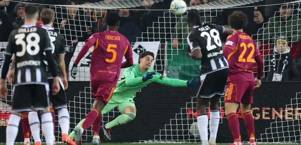 Portero de Roma intentando detener un gol